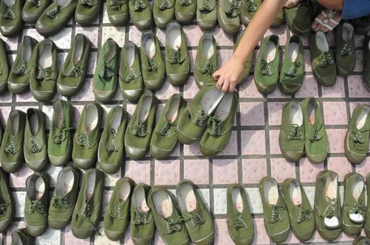 解放鞋#的正式名称是布面胶鞋,是建国初期就开始生产的一种胶鞋,佑谮